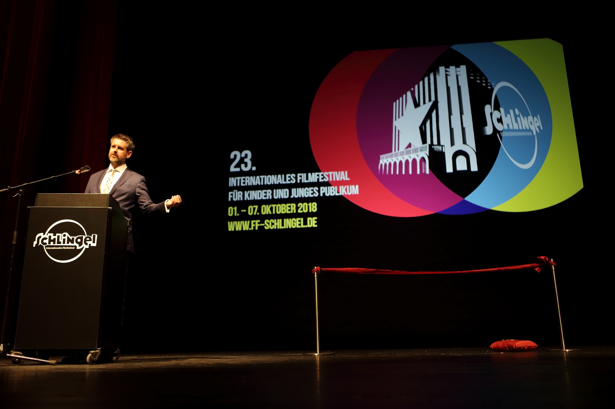 isländischer Botschafter spricht bei Festivaleröffnung im Opernhaus